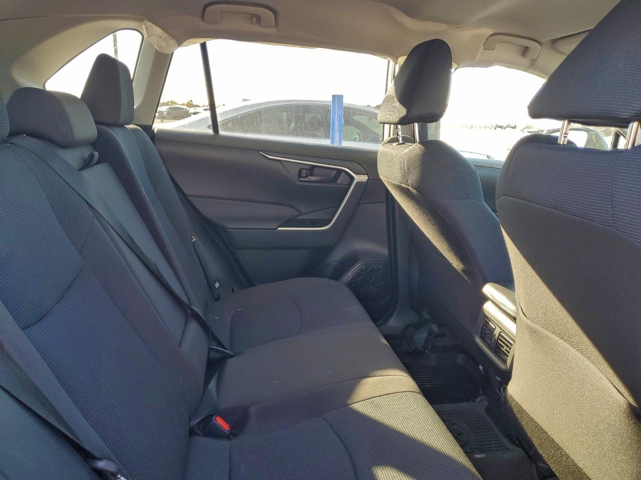 2022 TOYOTA RAV4 LE photo 10