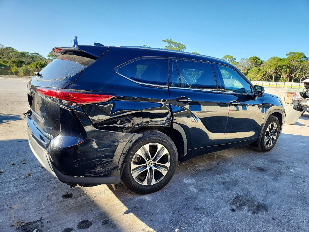 2021 TOYOTA HIGHLANDER XLE photo 3