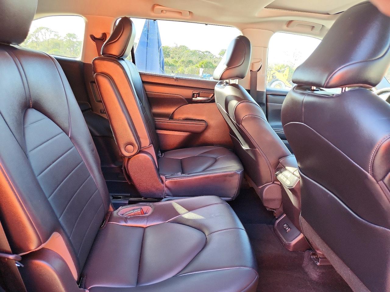 2021 TOYOTA HIGHLANDER XLE photo 11