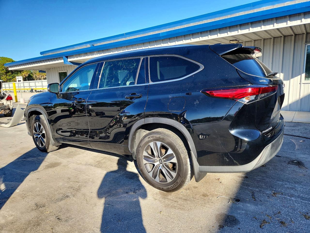 2021 TOYOTA HIGHLANDER XLE photo 2
