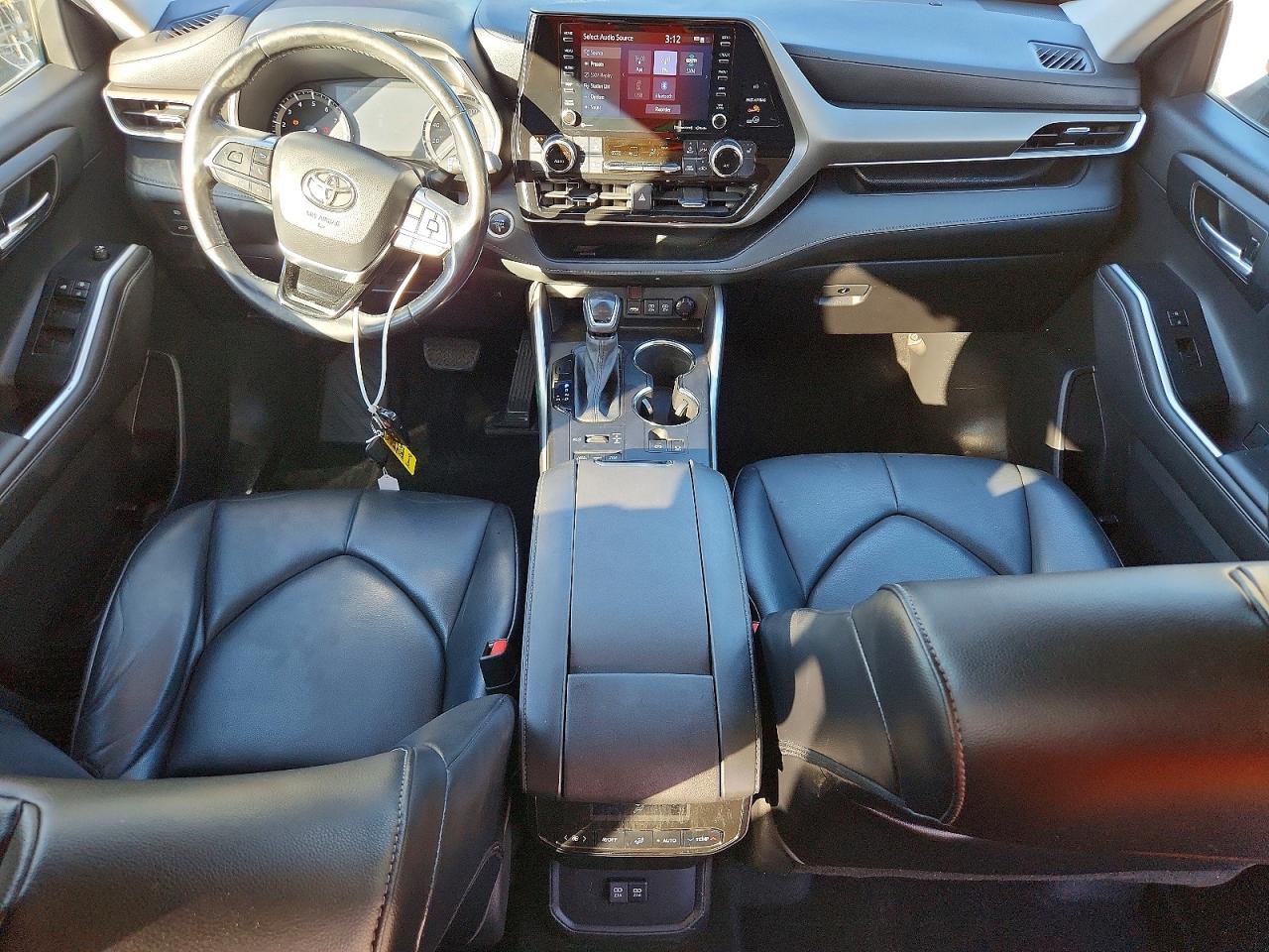 2021 TOYOTA HIGHLANDER XLE photo 8