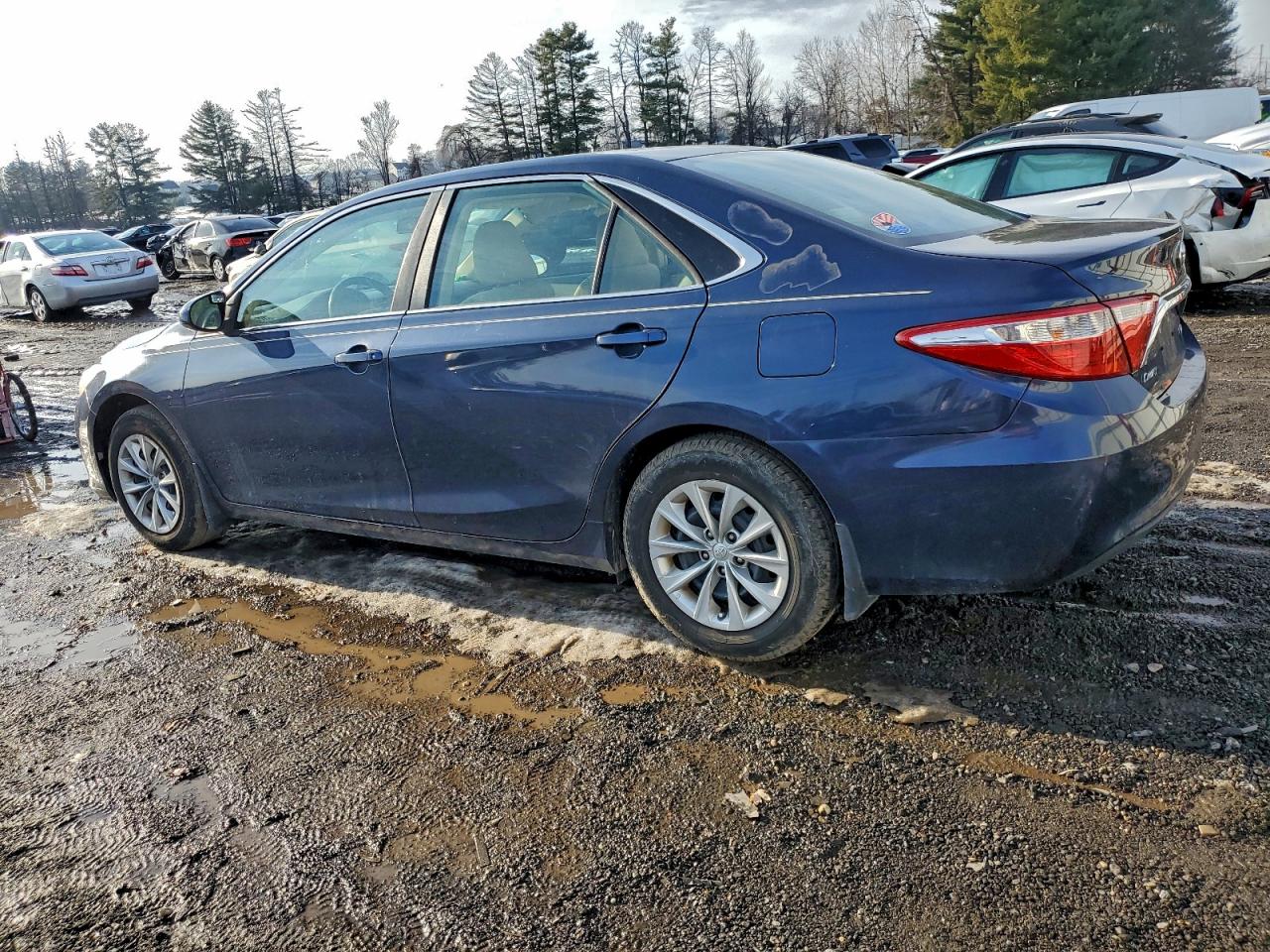 2016 TOYOTA CAMRY LE photo 3