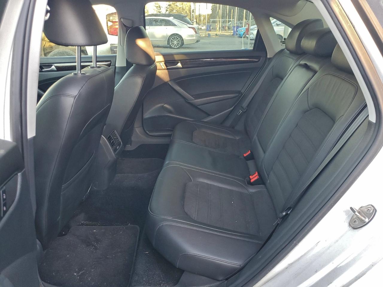 2015 VOLKSWAGEN PASSAT SEL photo 10