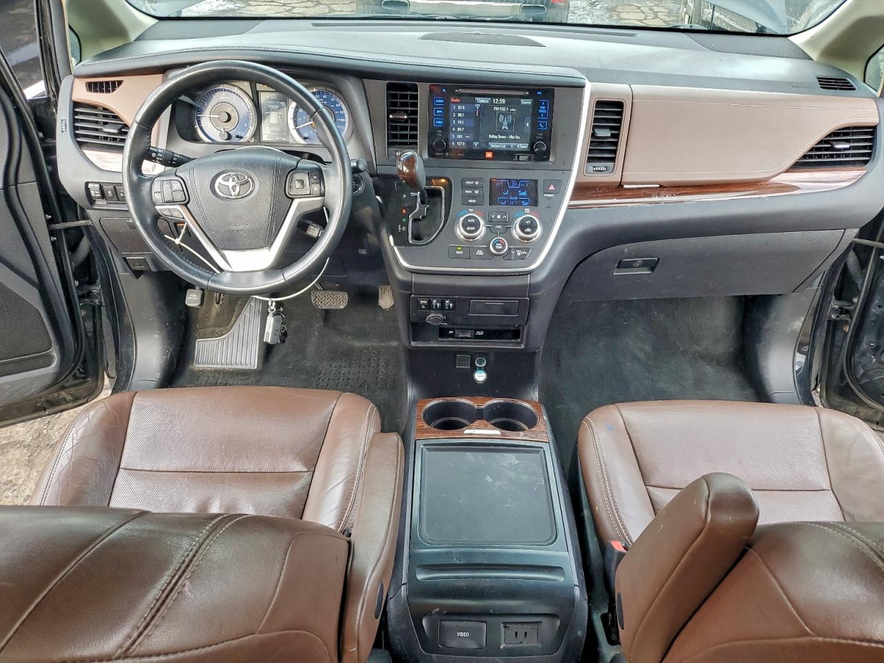 2017 TOYOTA SIENNA XLE photo 15
