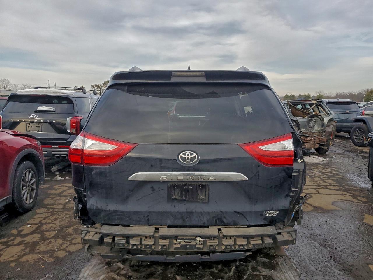 2017 TOYOTA SIENNA XLE photo 11