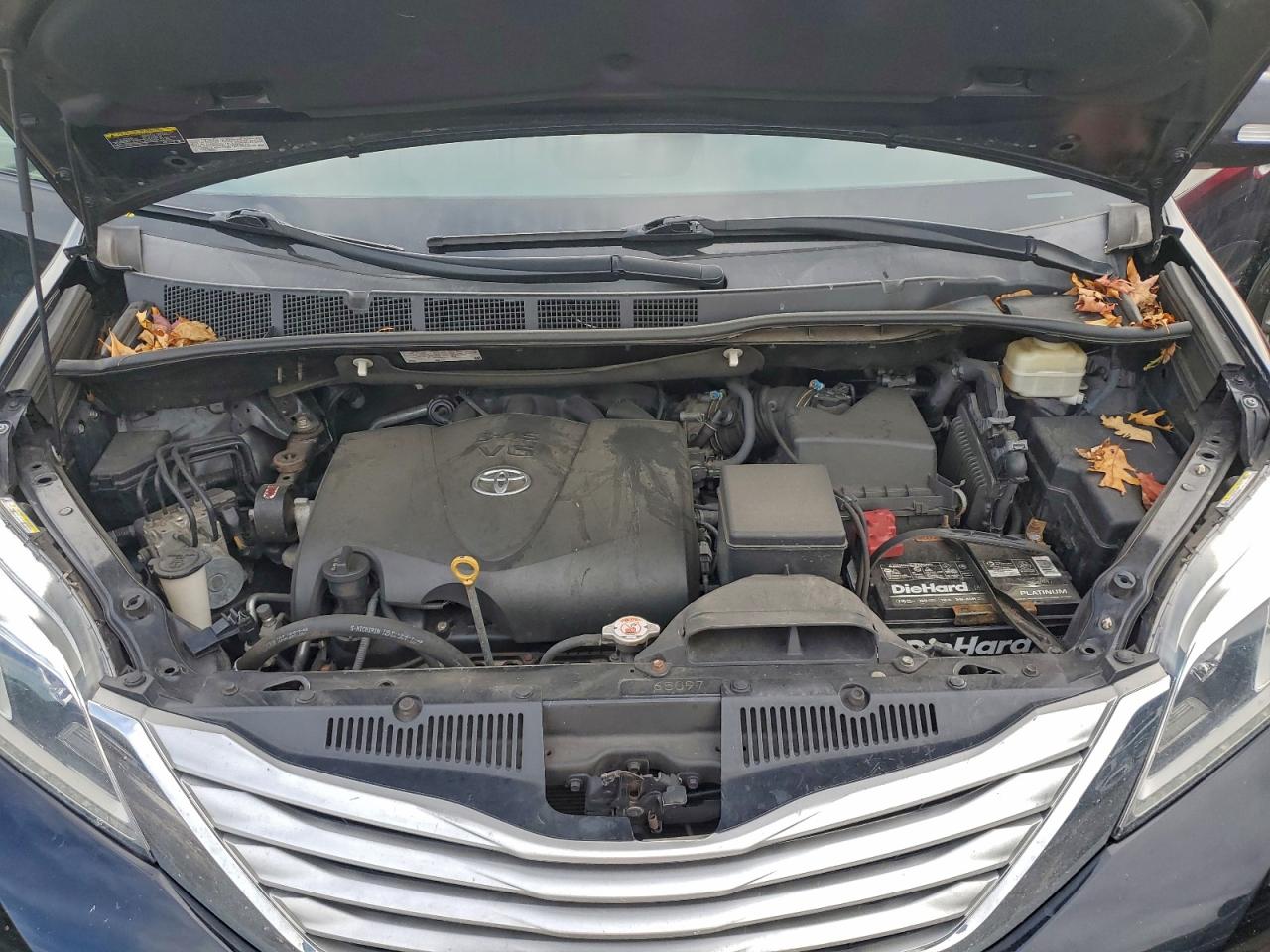2017 TOYOTA SIENNA XLE photo 23