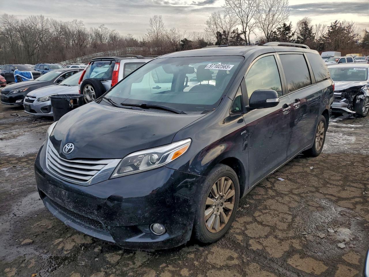 2017 TOYOTA SIENNA XLE — SIDE damage — photo 1