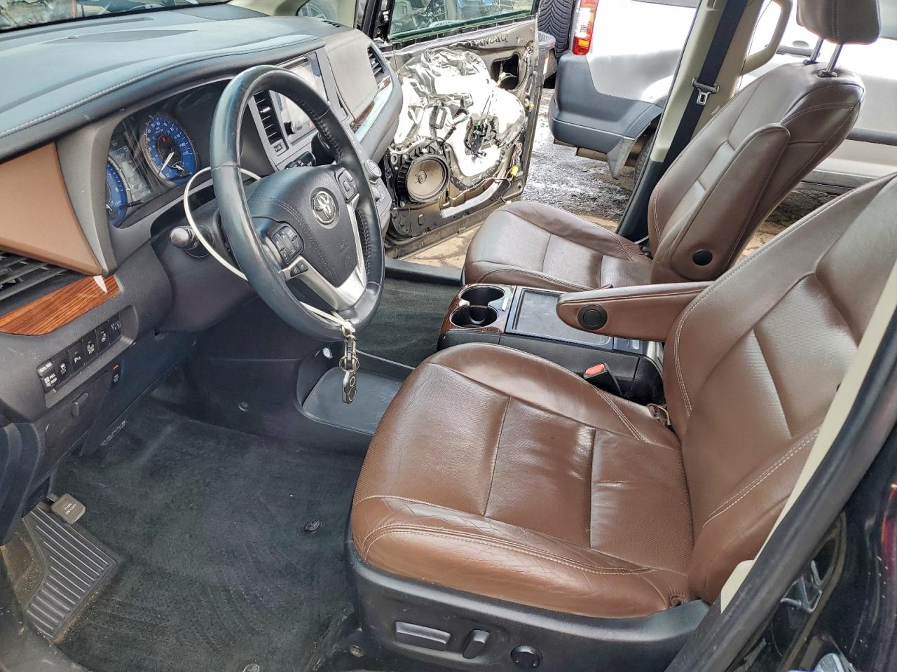 2017 TOYOTA SIENNA XLE photo 13