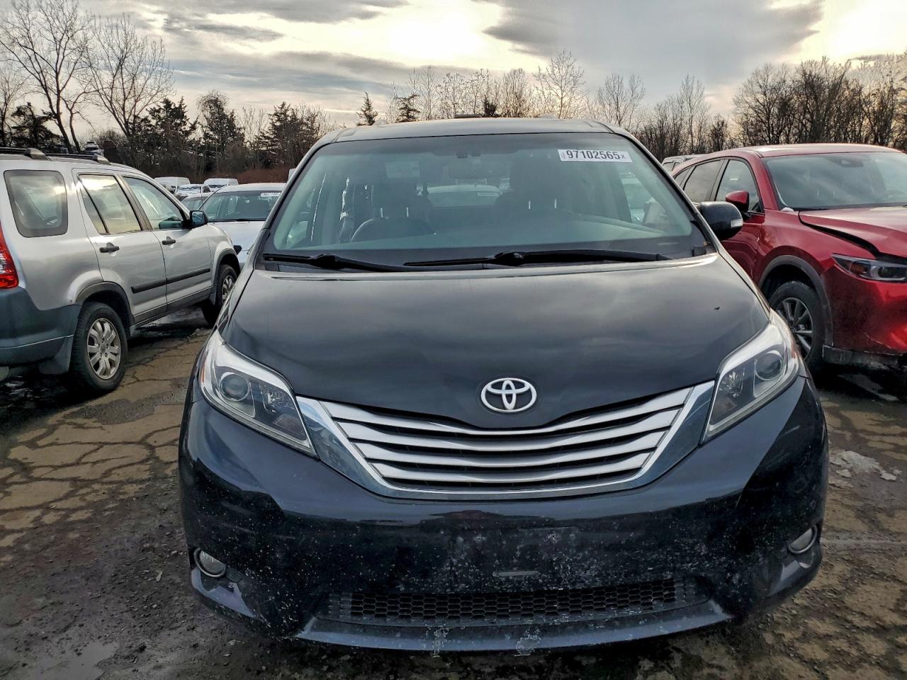 2017 TOYOTA SIENNA XLE photo 9