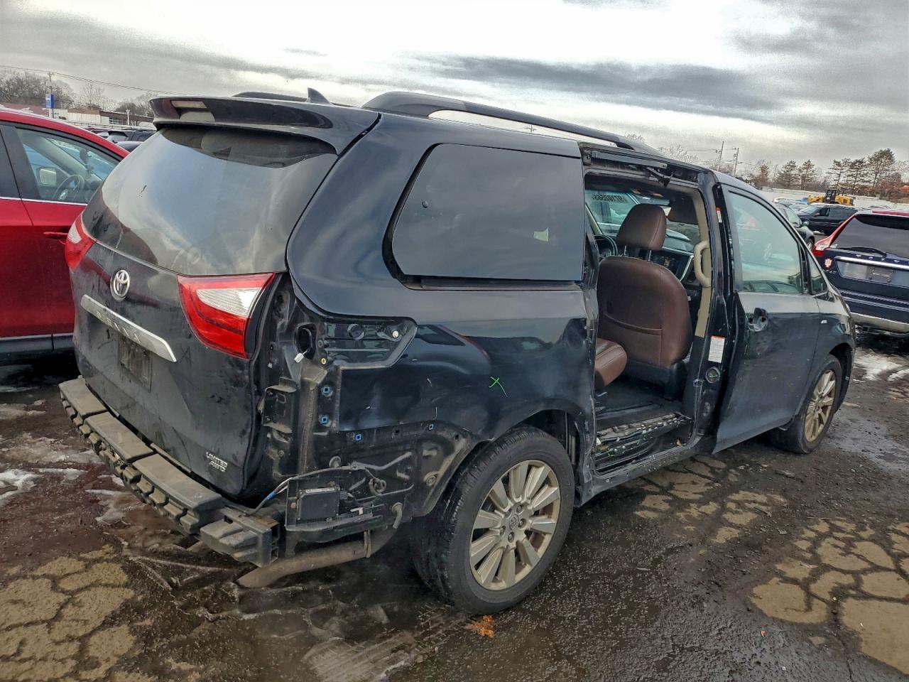 2017 TOYOTA SIENNA XLE photo 5