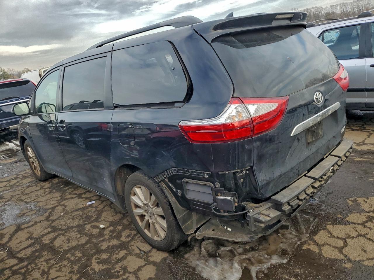2017 TOYOTA SIENNA XLE photo 3