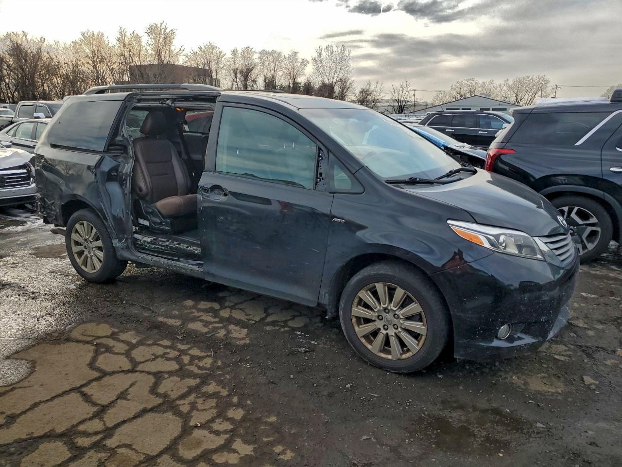 2017 TOYOTA SIENNA XLE photo 7