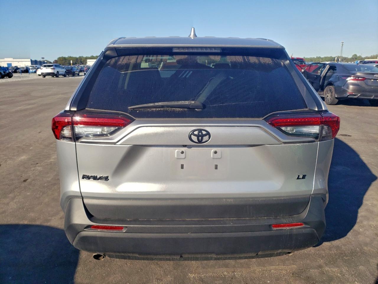 2022 TOYOTA RAV4 LE photo 11