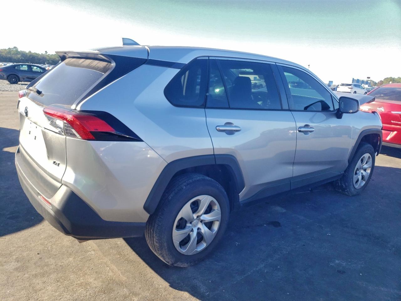 2022 TOYOTA RAV4 LE photo 5