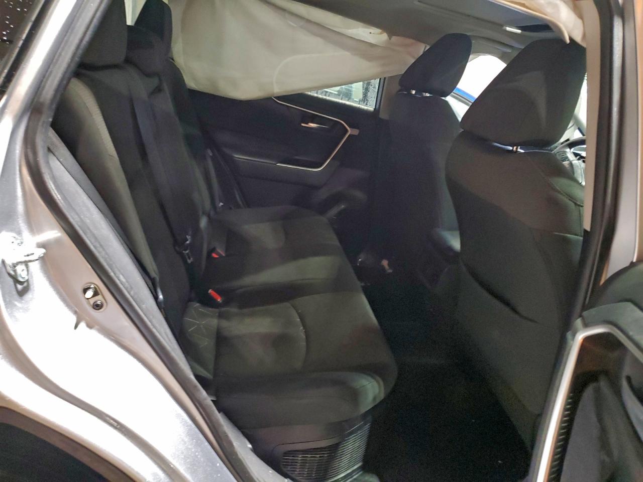2021 TOYOTA RAV4 XLE photo 31