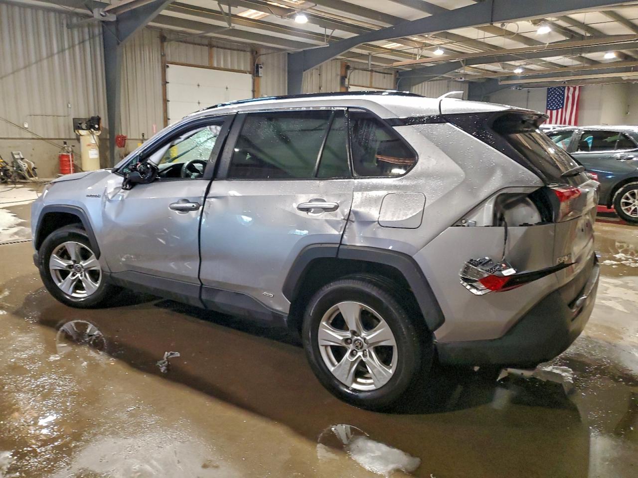 2021 TOYOTA RAV4 XLE photo 4