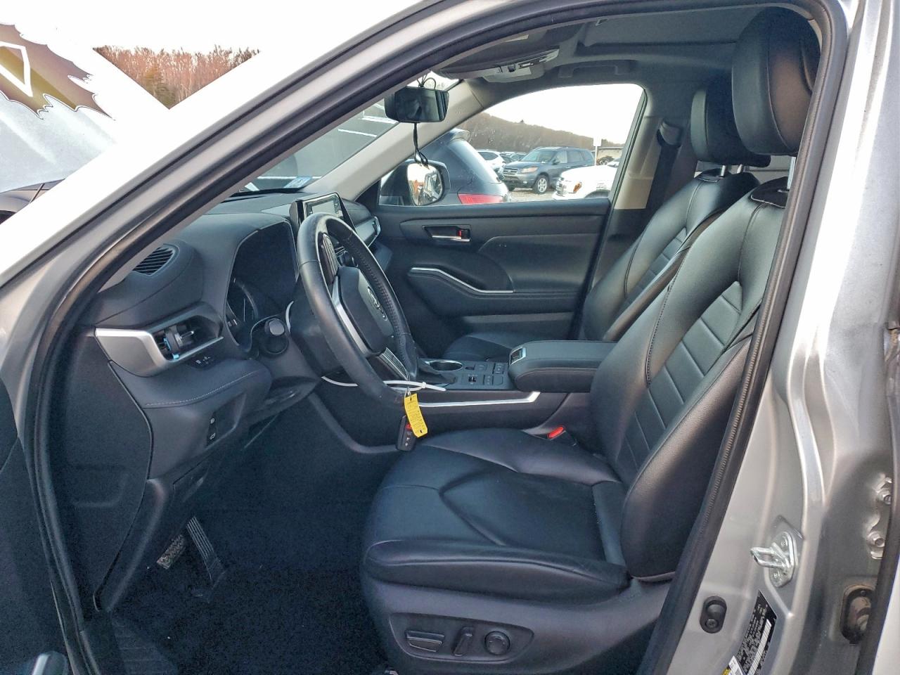 2022 TOYOTA HIGHLANDER XLE photo 25