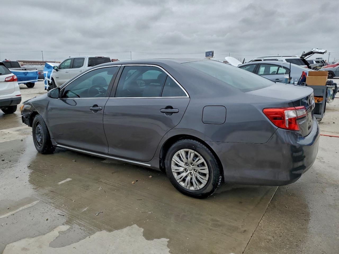 2014 TOYOTA CAMRY L photo 3