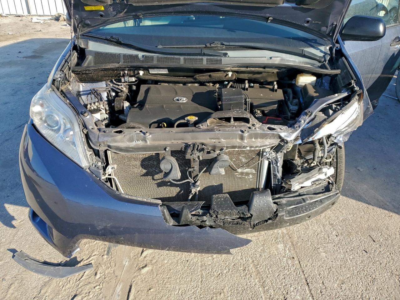 2015 TOYOTA SIENNA photo 23