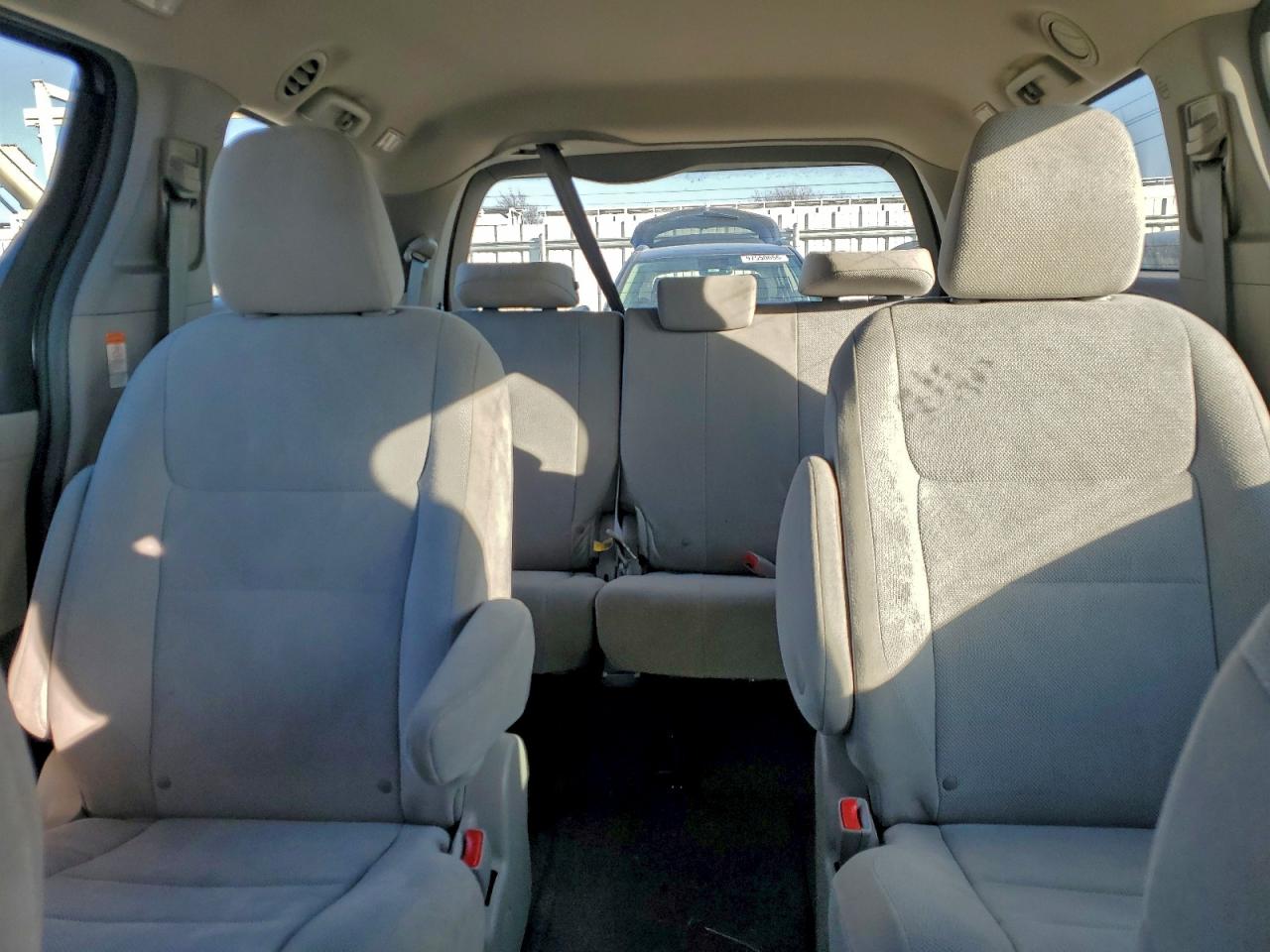 2015 TOYOTA SIENNA photo 19