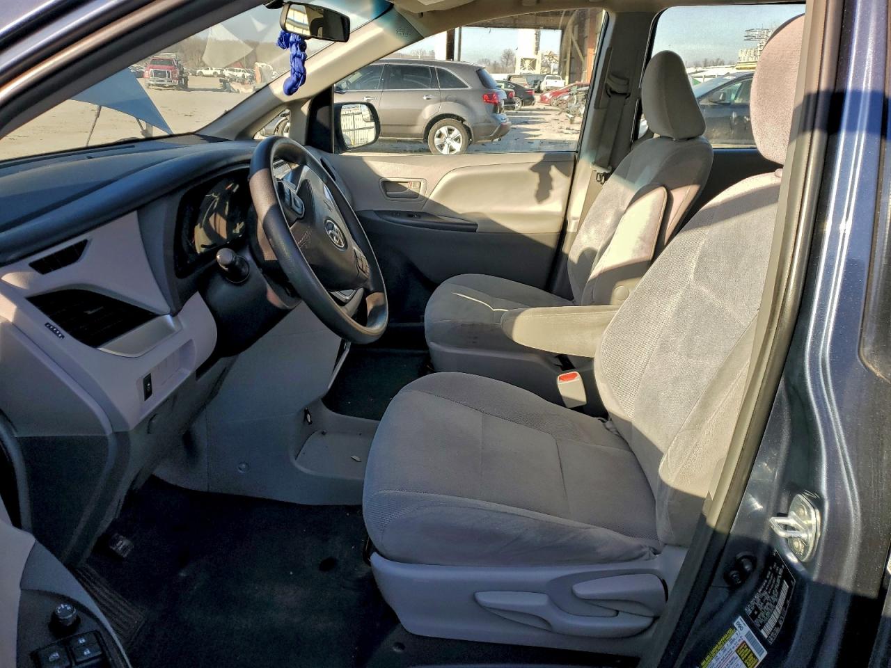 2015 TOYOTA SIENNA photo 13