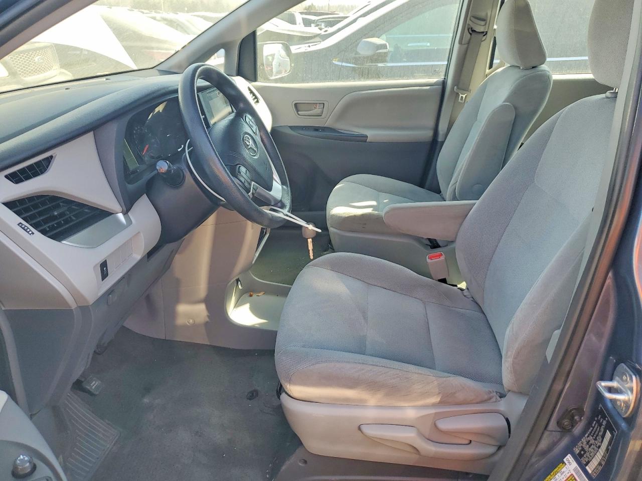 2015 TOYOTA SIENNA photo 14