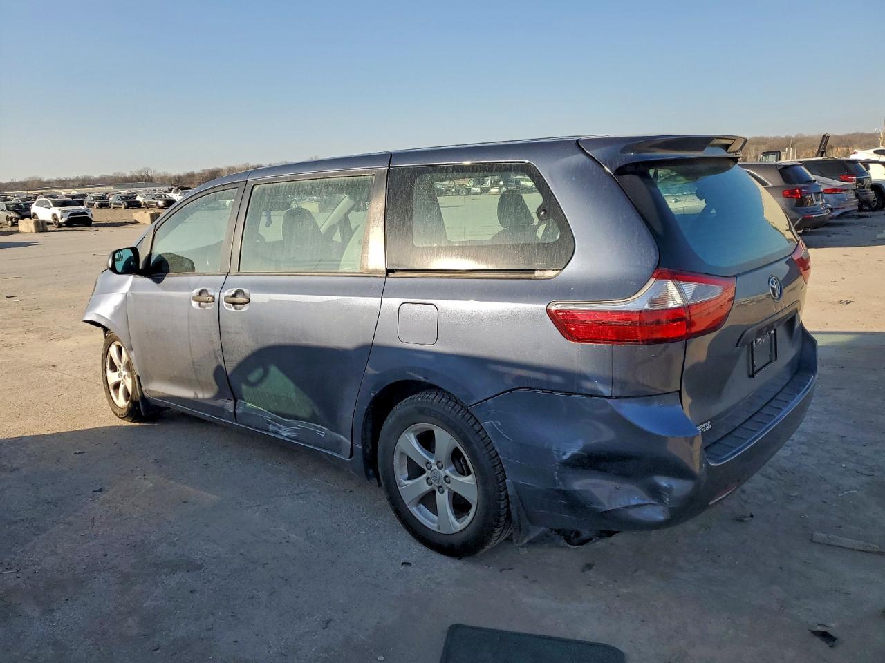 2015 TOYOTA SIENNA photo 3