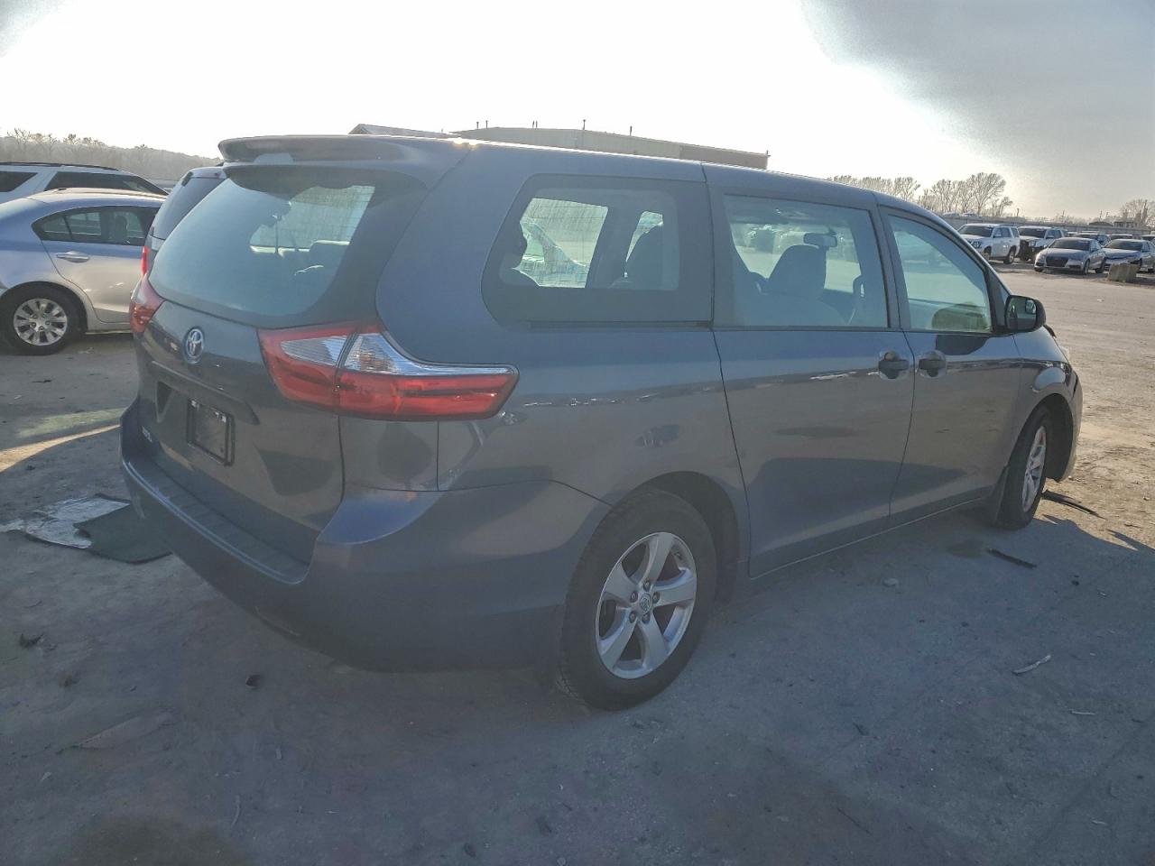 2015 TOYOTA SIENNA photo 5
