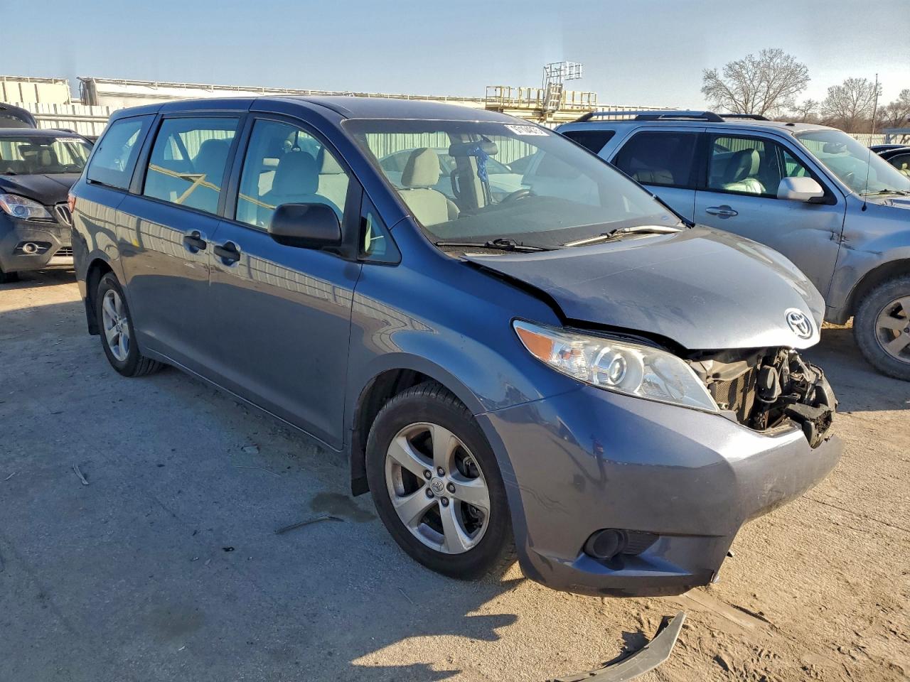 2015 TOYOTA SIENNA photo 7