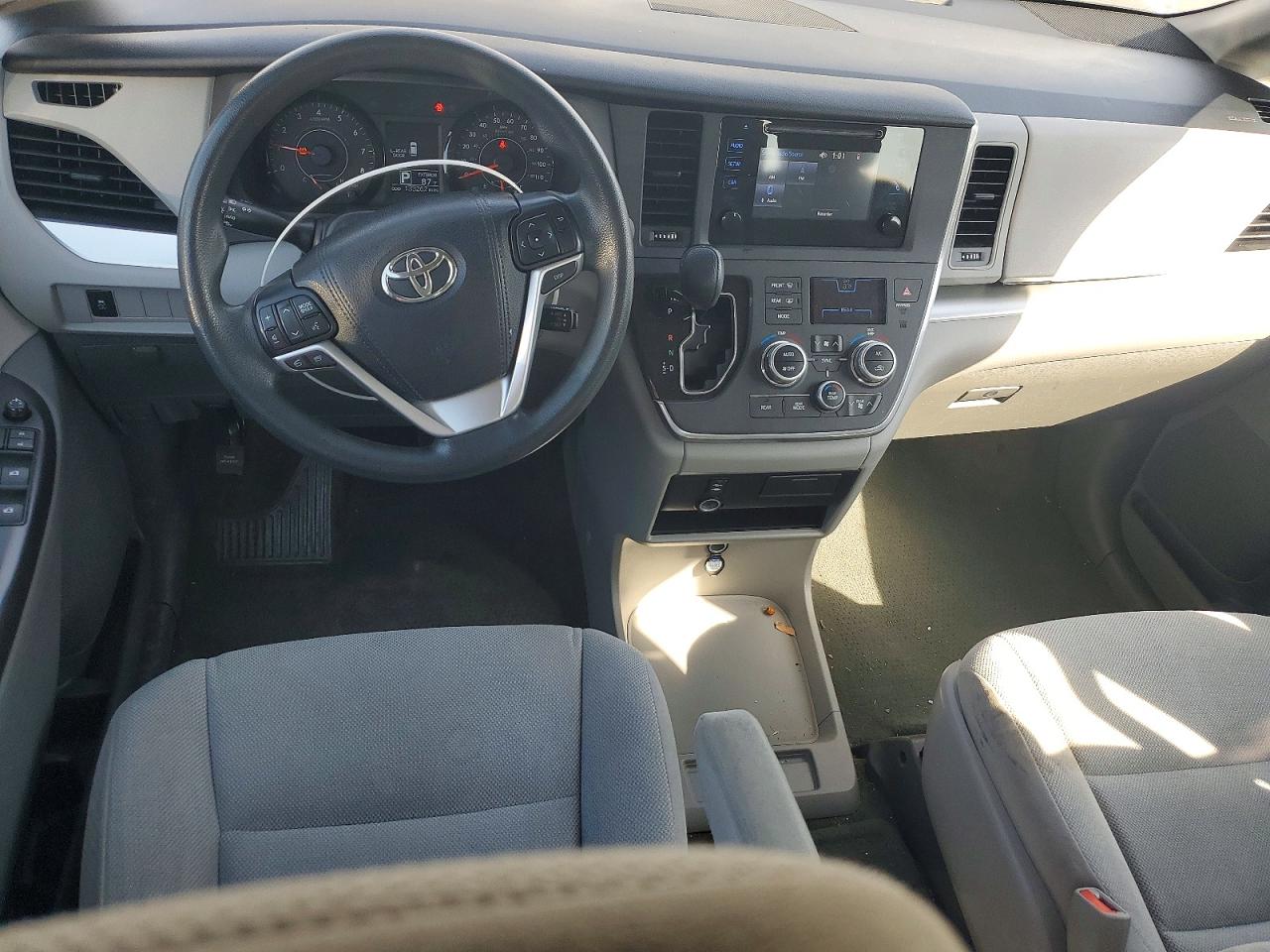 2015 TOYOTA SIENNA photo 16