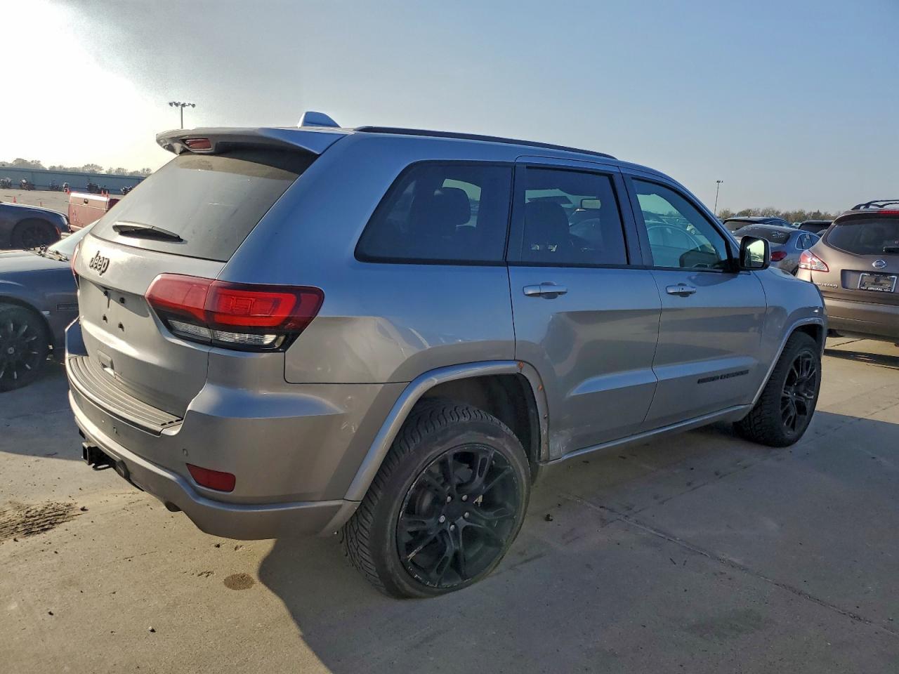 2018 JEEP GRAND CHEROKEE LAREDO photo 3