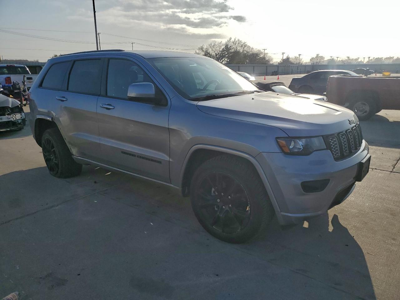 2018 JEEP GRAND CHEROKEE LAREDO photo 4