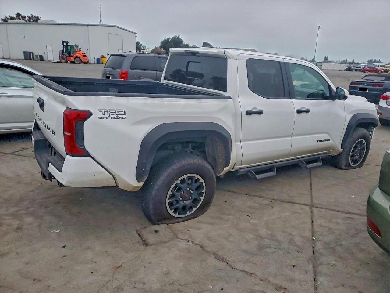 2024 TOYOTA TACOMA DOUBLE CAB photo 3