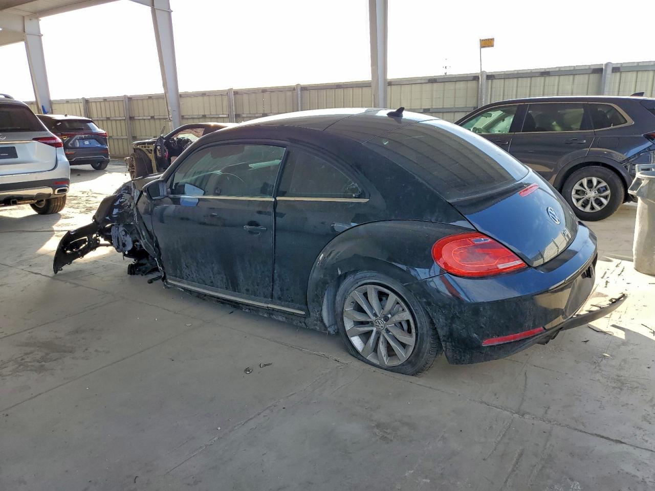 2013 VOLKSWAGEN BEETLE photo 2