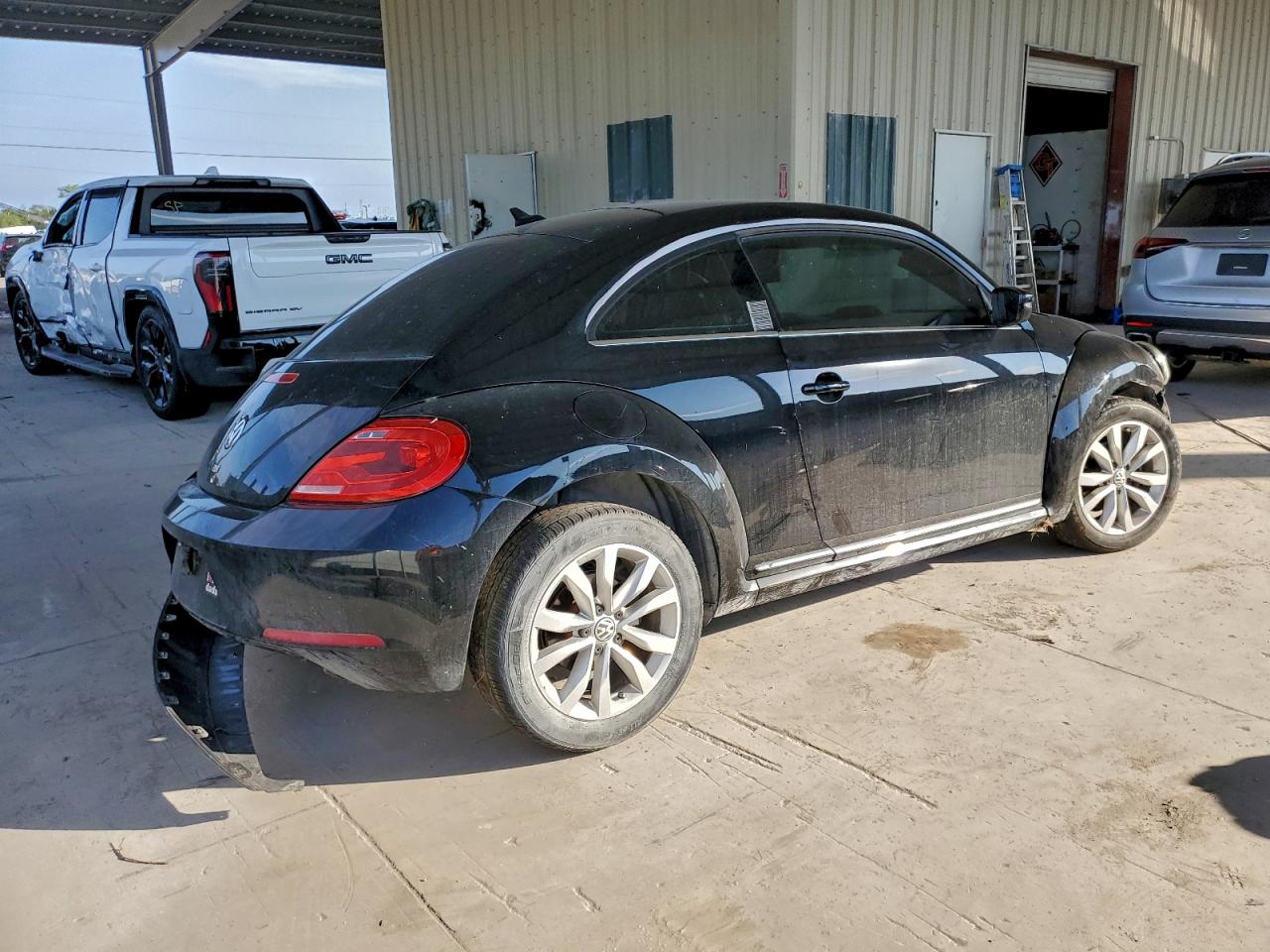 2013 VOLKSWAGEN BEETLE photo 3