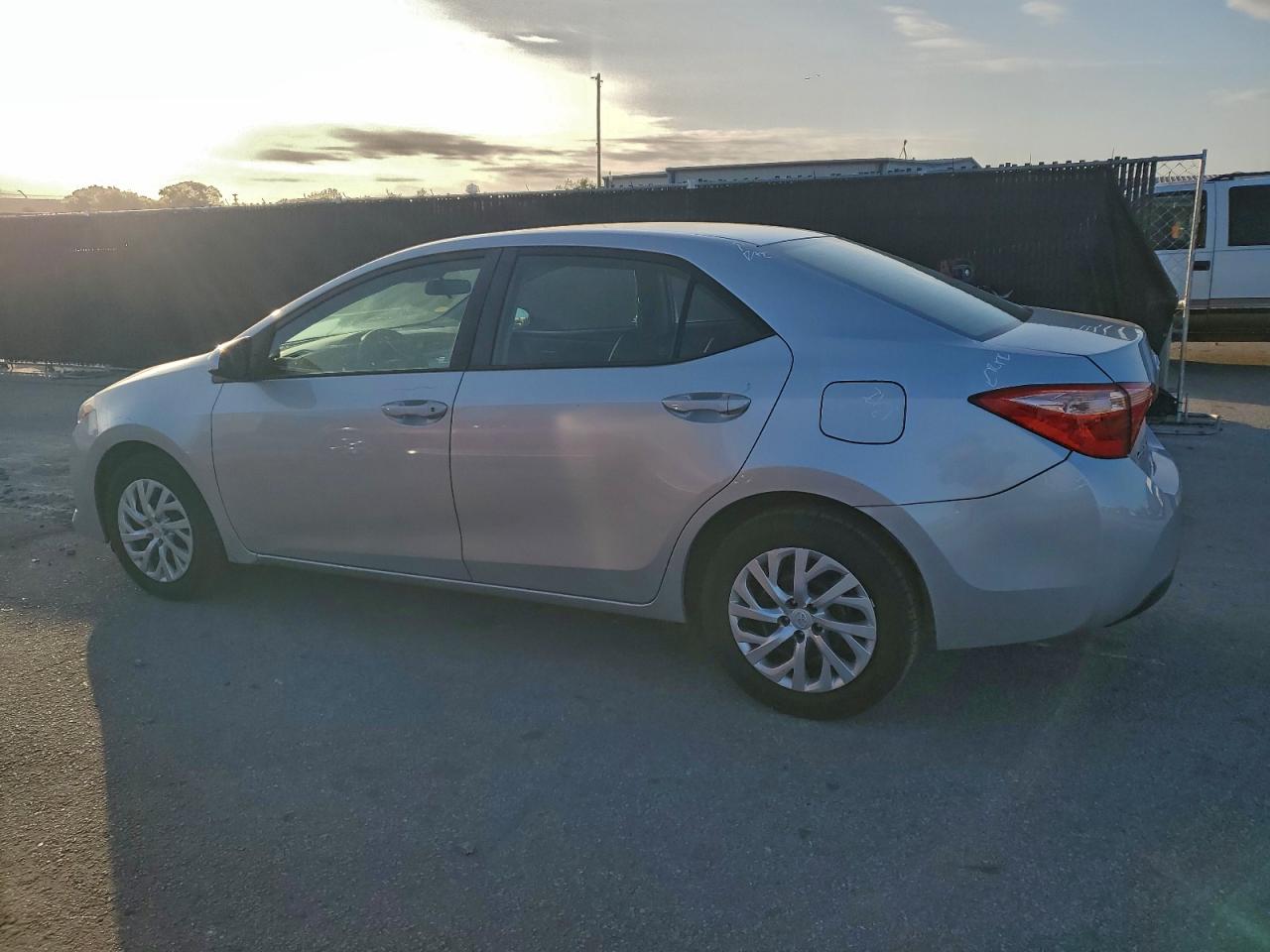 2018 TOYOTA COROLLA L photo 2