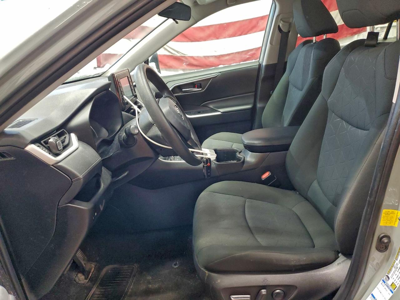 2022 TOYOTA RAV4 XLE photo 7