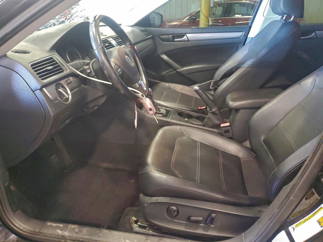 2015 VOLKSWAGEN PASSAT S photo 7