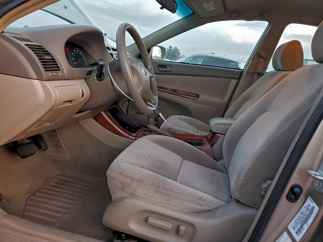 2002 TOYOTA CAMRY LE photo 13
