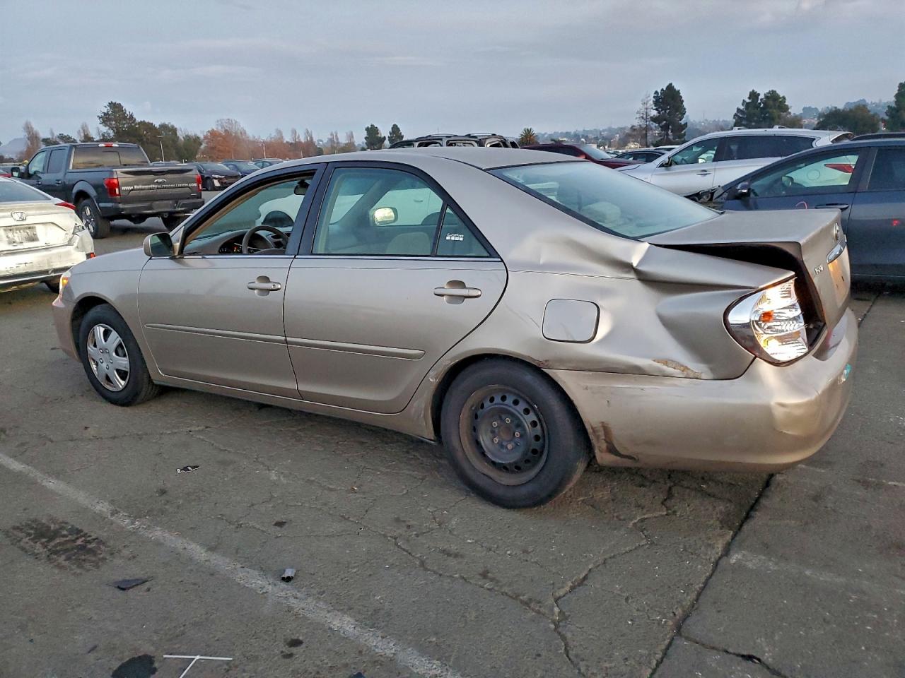 2002 TOYOTA CAMRY LE photo 3