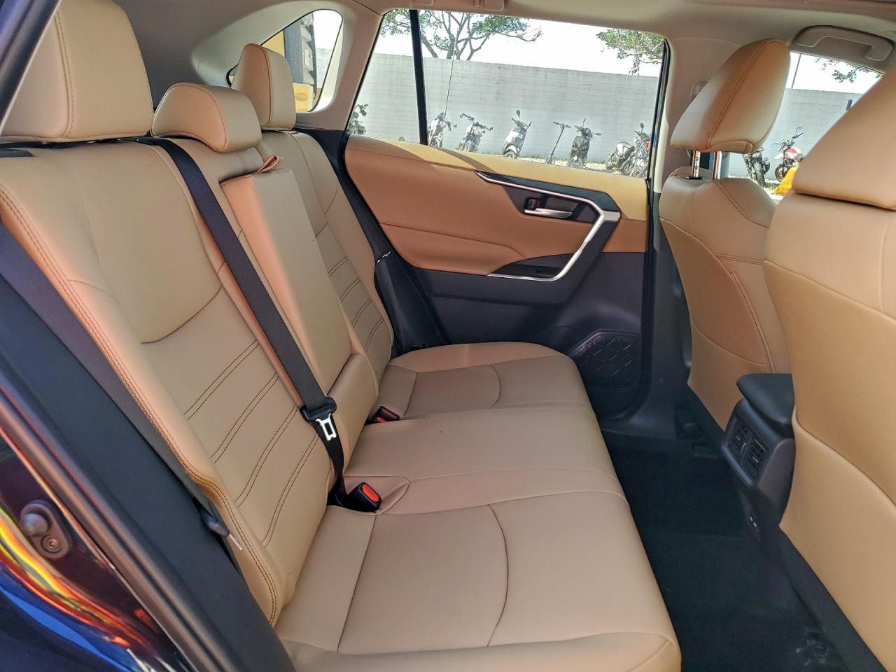 2025 TOYOTA RAV4 XLE PREMIUM photo 11