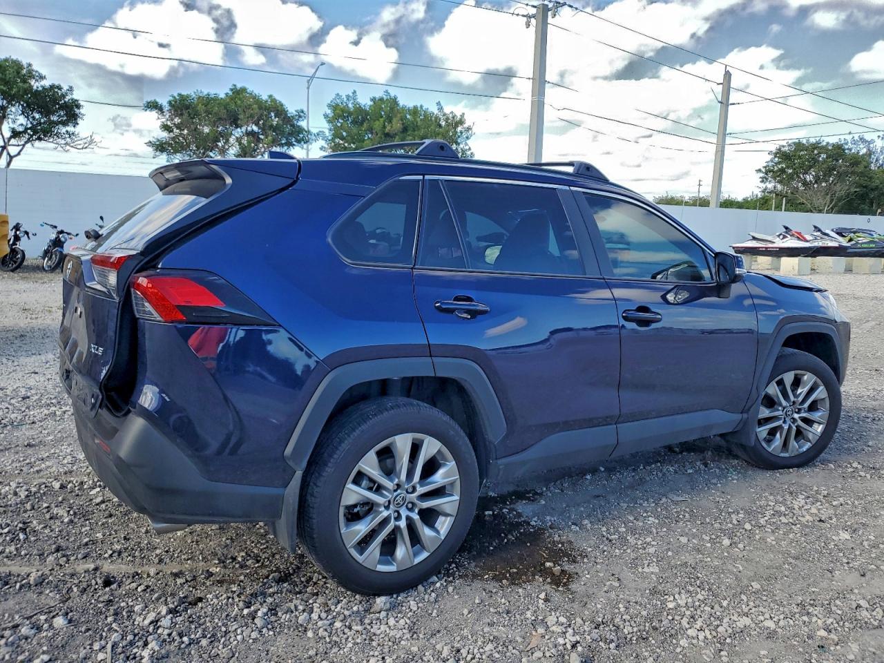 2025 TOYOTA RAV4 XLE PREMIUM photo 3