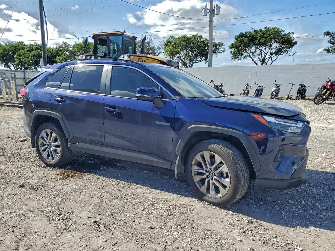 2025 TOYOTA RAV4 XLE PREMIUM photo 4