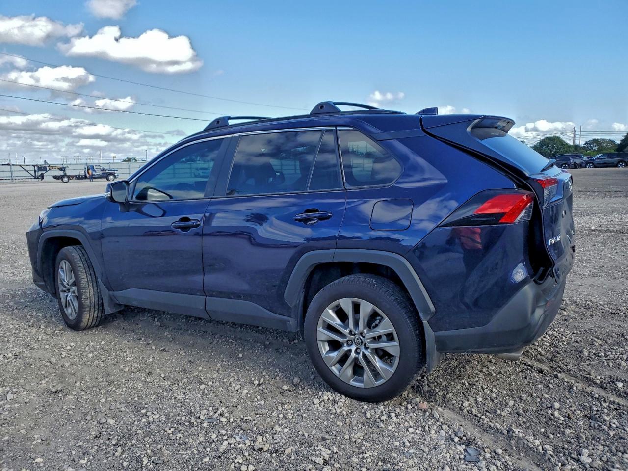 2025 TOYOTA RAV4 XLE PREMIUM photo 2