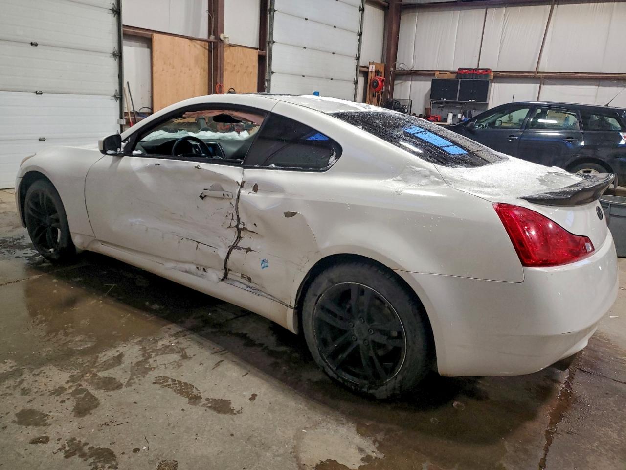 2009 INFINITI G37 photo 2