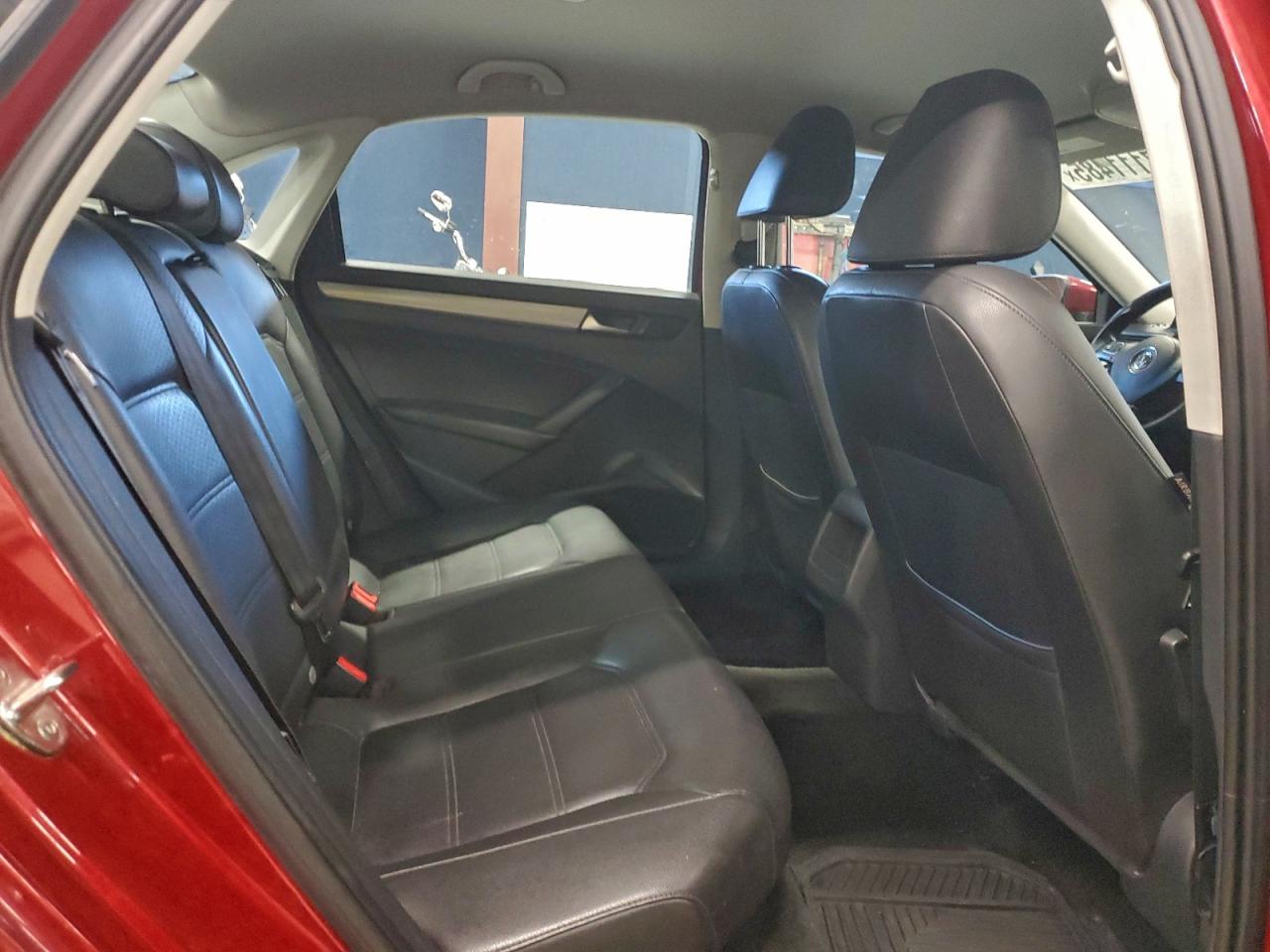 2015 VOLKSWAGEN PASSAT S photo 28