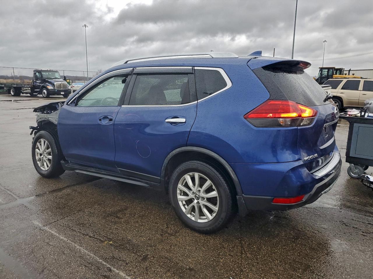 2017 NISSAN ROGUE photo 3