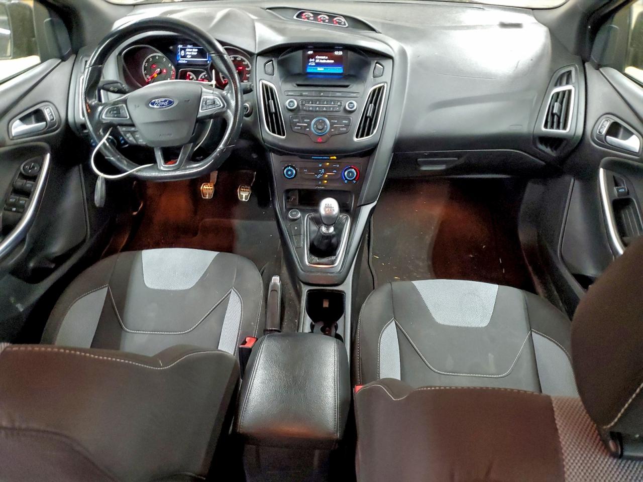 2017 FORD FOCUS ST photo 8