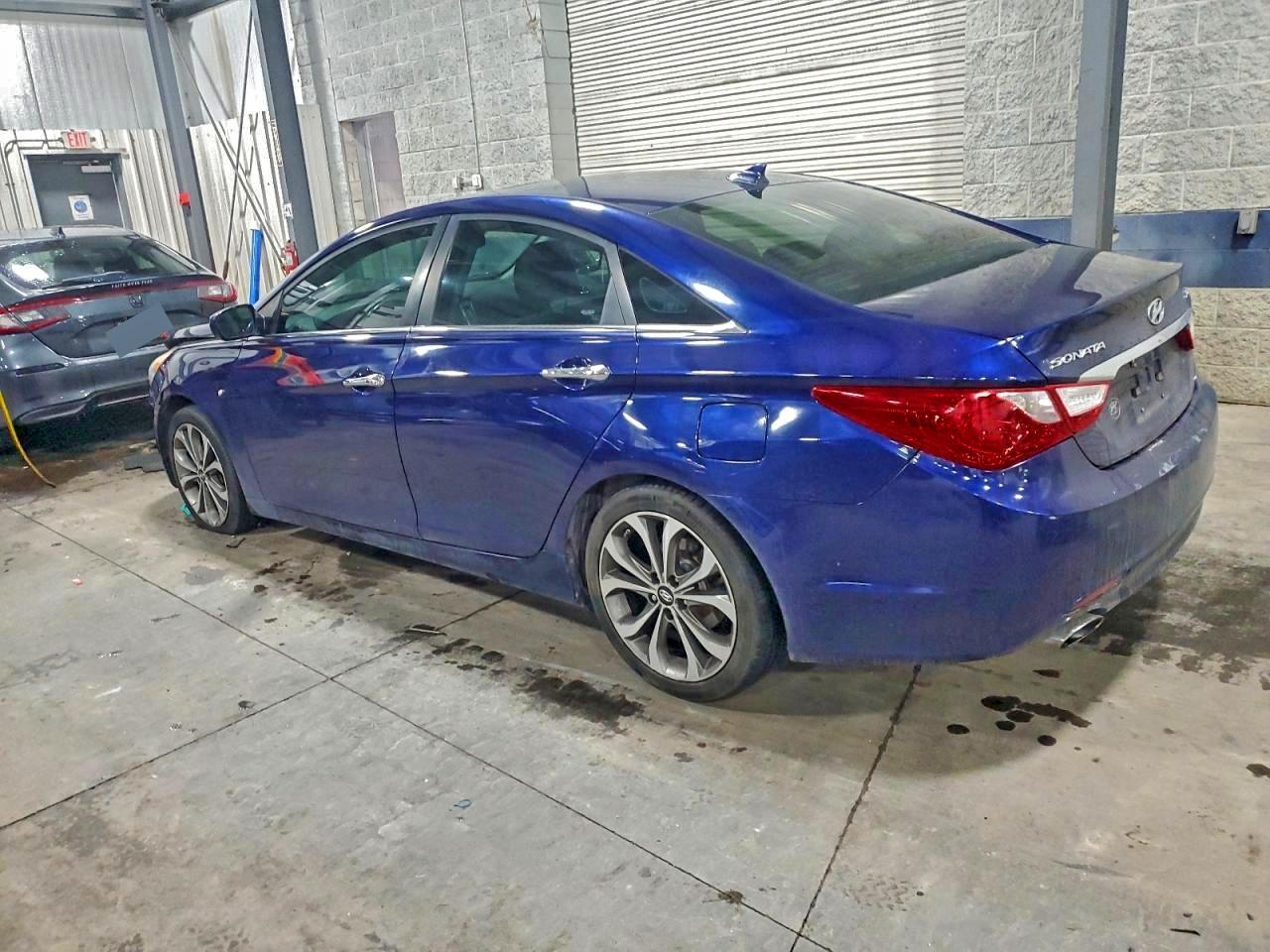 2013 HYUNDAI SONATA SE photo 2