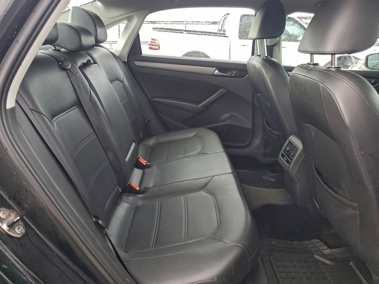 2014 VOLKSWAGEN PASSAT SE photo 28